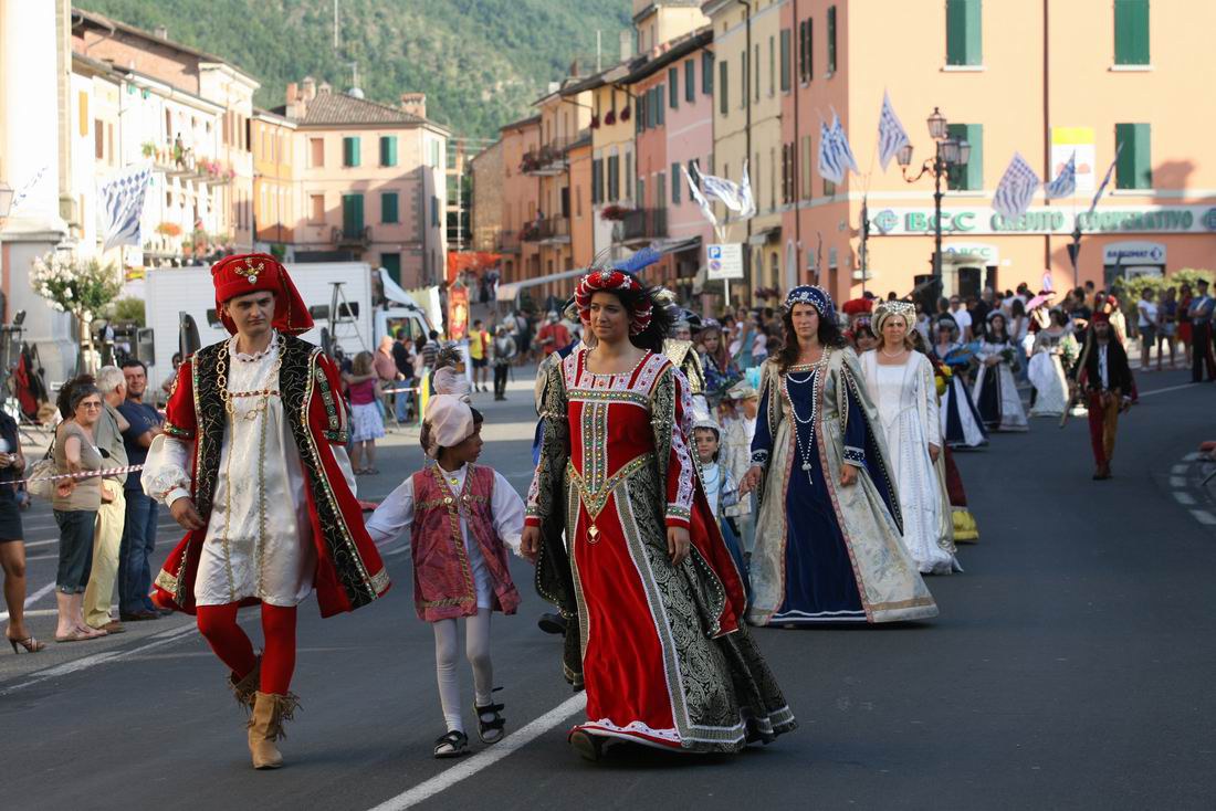 Festa nata per rievocare i fasti della famiglia Alidosi, signori di Castel del Rio dal XIII al XVII secolo organizzata dall'Associazione Culturale Alidosiana - grande festa storico-culturale, alla quale partecipano tutti gli abitanti del paese rievocando i fasti della signoria alidosiana, con corteo storico, spettacoli e stand gastronomici nel giardino Palazzo Alidosi